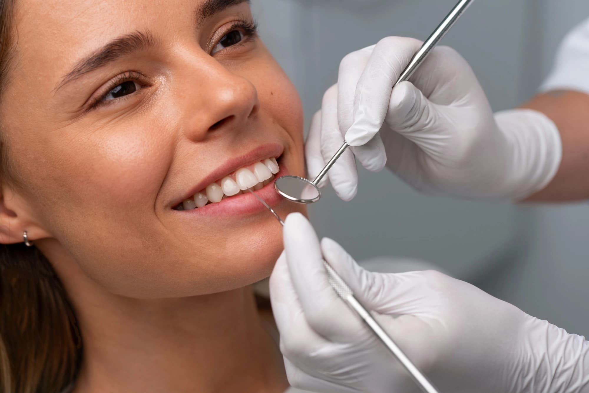Paciente durante revisión dental con espejo bucal
