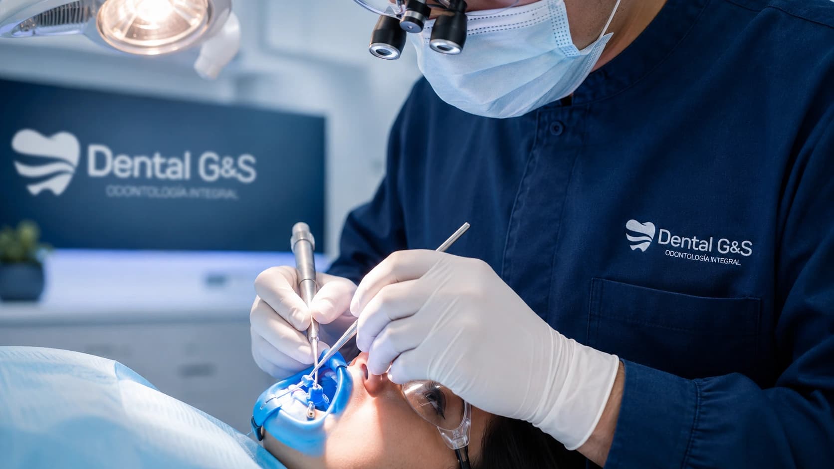 Endodoncia con aislamiento dental durante tratamiento de conductos